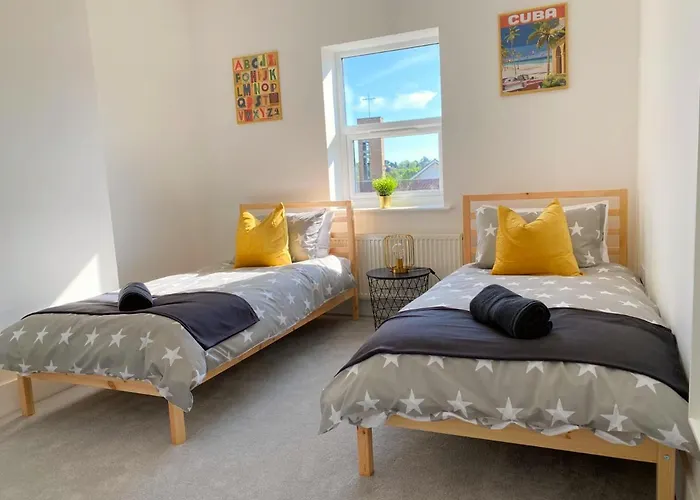 Stunning New House - Great Location - Garden - Parking - Fast Wifi - Smart Tv - Beautiful 2 Bedroom House Sleeps Up To 6! Only 5 Min Drive To Sandbanks Beach!